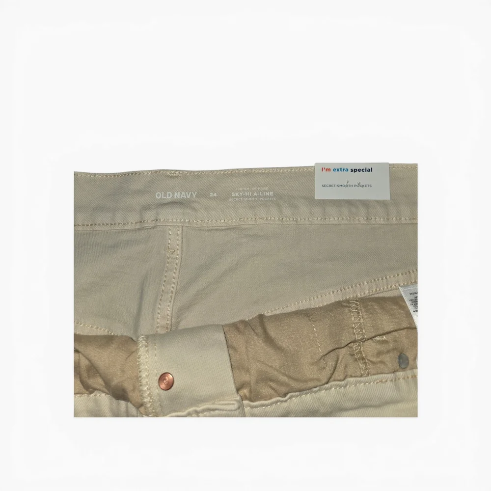 Old Navy Raw Hem High-Rise Jean Shorts in Light Tan - Picture 4 of 5